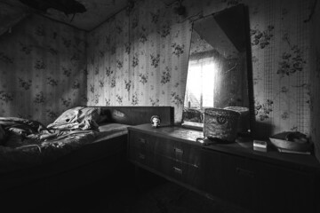 Poster - Grayscale shot of an empty room interior with old wooden furniture and wallpaper