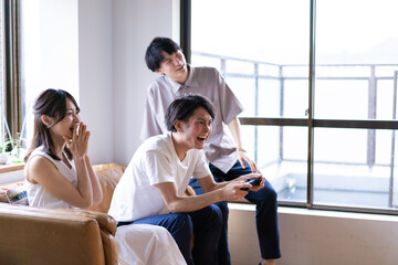 Sticker - 家でテレビゲームをする若い男女