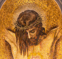 Papier Peint - ROME, ITALY - AUGUST 31, 2021: The mosaic of Jesus on the cross after Velasquz in the church Chiesa di Santa Maria Addolorata designed by from Mosaic school of Montepulciano (1960).