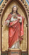 VIENNA, AUSTIRA - JUNI 24, 2021: The Carved Polychrome Statue Of Heart Of Jesus In Church Marienkirche.