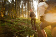 Rennsteig 2 Läufer im goldenen Sonnenlicht inmitten der Natur, Fitness