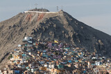 Fototapeta  - Biedne dzielnice Limy na zboczu góry