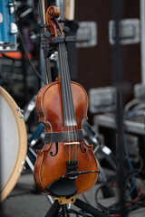 Sticker - Closeup shot of a violin on the tripod in the music studio against a blurred background