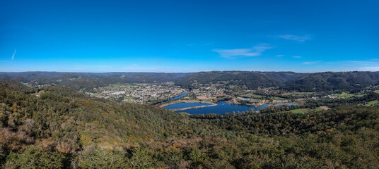 Sticker - Monceaux sur Dordogne (Corrèze, France) - Vue aérienne panoramique depuis le Puy du Tour sur Argentat et la vallée de la Dordogne