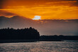 Malowniczy zachód słońca nad jeziorem Święcajty