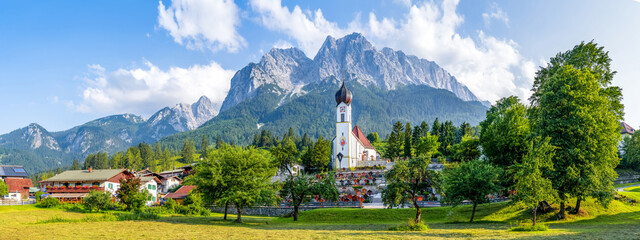 Canvas Print - Sankt Johannes der Täufer Kirche mit Alpen im Hintergrund, Grainau, Deutschland 