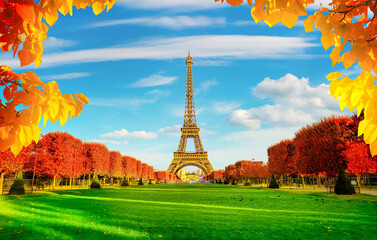 Fototapete - Beautiful Parisian autumn