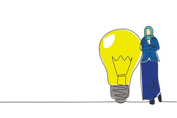 Poster - Single one line drawing Arab businesswoman leaning on giant lightbulb. Business people have ideas leaning against the lamp symbol is good idea. Continuous line draw design graphic vector illustration