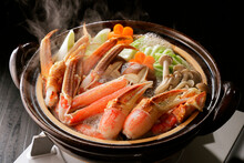 ズワイガニのカニ鍋　Snow Crab Hot Pot (Japanese Style) 