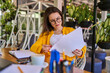 © Тарас Нагирняк - Serious woman working in the office in glasses and notebook