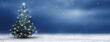 leuchtender christbaum im schnee in der weihnachtsnacht, schneelandschaft unterm sternenhimmel, konzept banner für festtage im dezember