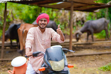 Canvas Print - Rural scene : Indian milkman distribute milk on bike