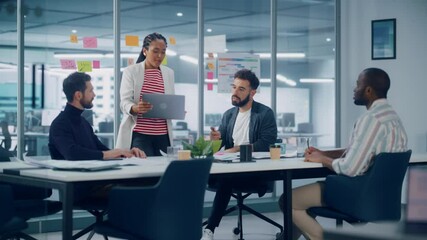 Leinwandbilder - Diverse Modern Office: Successful Motivated Black Businesswoman Leads Meeting, talks of Company Growth. Digital Entrepreneurs Work on e-Commerce Project. Multi-Ethnic Creatives Brainstorm Strategy