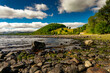Kamienny brzeg na plaży przy jeziorze w Lake District (Kraina Jezior) obszar w północno-zachodniej Anglii w hrabstwie Kumbria