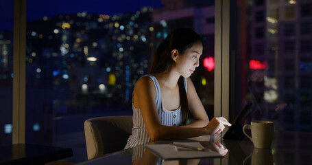 Canvas Print - Woman work on tablet computer at room in the evening