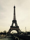 Fototapeta Paryż - 曇りの日のエッフェル塔