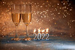 2022 Nowy Rok. Kartka z życzeniami szczęśliwego nowego roku 2022. kieliszki do szampana na brokatowy tle 