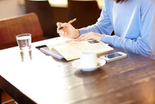 カフェで勉強する女性