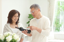 ワインの銘柄を見る中高年夫婦