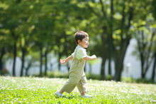 芝生の公園で遊ぶ男の子