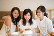 © amanaimages - 誕生日のお祝いをしている女性達