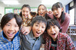© amanaimages - 集まる笑顔の小学生6人