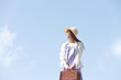 © amanaimages - 遠くを見ている笑顔の女性