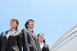 © amanaimages - 遠くを眺めるビジネスマンとビジネスウーマン