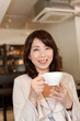 © amanaimages - カフェでリラックスする中高年女性
