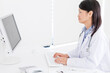 © amanaimages - パソコンを操作する女医