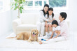 © amanaimages - 笑顔の4人家族と犬