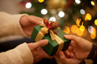 © amanaimages - クリスマスプレゼント渡すカップルの手元
