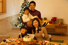 クリスマスパーティーを楽しむ4人家族