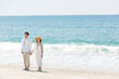 © amanaimages - 海辺で手をつないでいるカップル