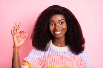 Poster - Portrait of positive dark skin lady toothy smile fingers show okey approve symbol isolated on pink color background