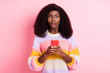 Canvas Print - Portrait of impressed dark skin blogger open mouth staring camera bad comment isolated on pink color background