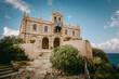 Blick auf die Wallfahrtskirche Santa Maria dell'Isola in Tropea an einem bewölkten Tag, Kalabrien, Italien