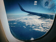 Ausblick durch ein Flugzeugfenster auf den Wolkenhimmel - Blaue Stunde