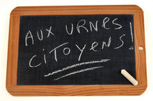 Aux Urnes Citoyens écrit En Français Avec Une Craie Sur Une Ardoise D'école