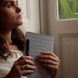 © Luciano Luppa - Mulher pensativa olhando para o horizonte com planner e caneta nas mãos - Thoughtful woman looking at the horizon with planner and pen in hands