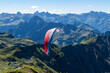 Gleitschirmfliegen in Alpen