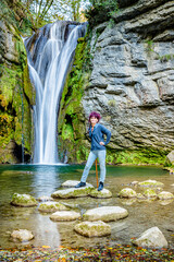 Poster - Femme devant la cascade de la Brive dans le Bugey