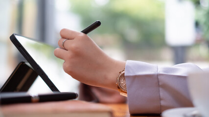 Leinwandbilder - Asian woman hand holding pen stylus writing on digital tablet computer. close up
