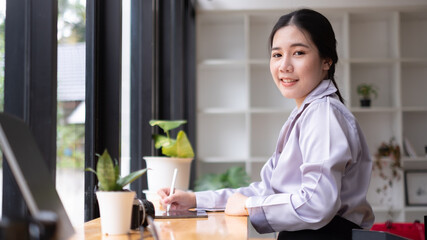Leinwandbilder - Asian woman hand holding pen stylus writing on digital tablet computer. close up