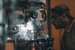 Hombre trabajando en un taller usando una maquina industrial