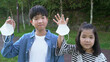© Minji - Kids taking off masks 아이들이 마스크를 벗는 모습