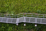 Fototapeta Fototapety pomosty - Metalowe schody , pomost na zielonej trawie.