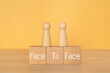 © ELUTAS - 「Face To Face」と書かれた積み木と人形