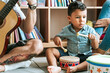 © Rawpixel.com - Little boy playing with a wooden drum set
