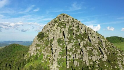 Canvas Print - Le Mont de Gerbier de Jonc en Europe, en France, en Ardèche, en été, lors d'une journée ensoleillée.